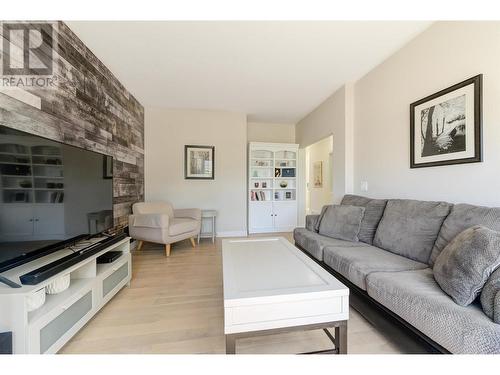 357 Quilchena Drive, Kelowna, BC - Indoor Photo Showing Living Room