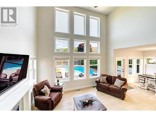 357 Quilchena Drive, Kelowna, BC - Indoor Photo Showing Living Room