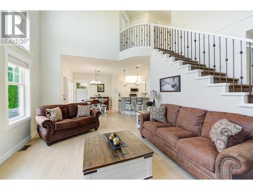 357 Quilchena Drive, Kelowna, BC - Indoor Photo Showing Living Room