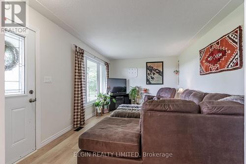 33257 Queen Street, Southwold (Iona Station), ON - Indoor Photo Showing Living Room