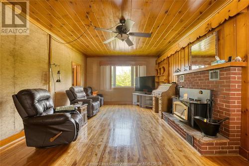 68 Division Street South, Kingsville, ON - Indoor Photo Showing Living Room With Fireplace