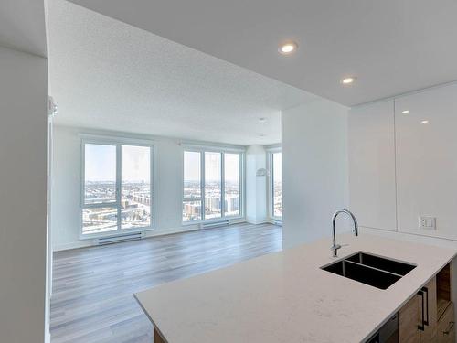 Salon - 1707-2200 Rue Sauvé O., Montréal (Ahuntsic-Cartierville), QC - Indoor Photo Showing Kitchen With Double Sink