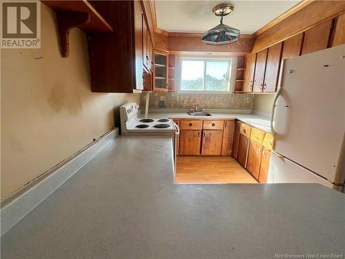 94 Rue Du Ruisseau, Pointe-Verte, NB - Indoor Photo Showing Kitchen