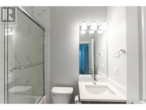 1056 Martin Avenue Unit# 2, Kelowna, BC - Indoor Photo Showing Bathroom