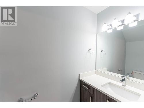 1056 Martin Avenue Unit# 2, Kelowna, BC - Indoor Photo Showing Bathroom