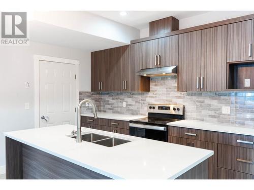 1056 Martin Avenue Unit# 2, Kelowna, BC - Indoor Photo Showing Kitchen With Double Sink With Upgraded Kitchen