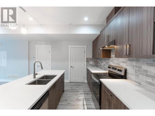 1056 Martin Avenue Unit# 2, Kelowna, BC - Indoor Photo Showing Kitchen With Double Sink With Upgraded Kitchen