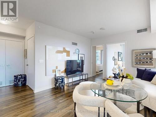 1003 - 99 Broadway Avenue, Toronto, ON - Indoor Photo Showing Living Room