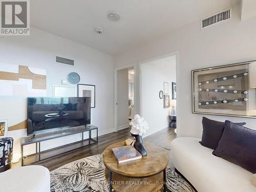 1003 - 99 Broadway Avenue, Toronto, ON - Indoor Photo Showing Living Room