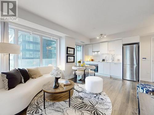 1003 - 99 Broadway Avenue, Toronto, ON - Indoor Photo Showing Living Room