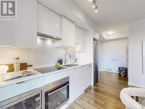 1003 - 99 Broadway Avenue, Toronto, ON - Indoor Photo Showing Kitchen