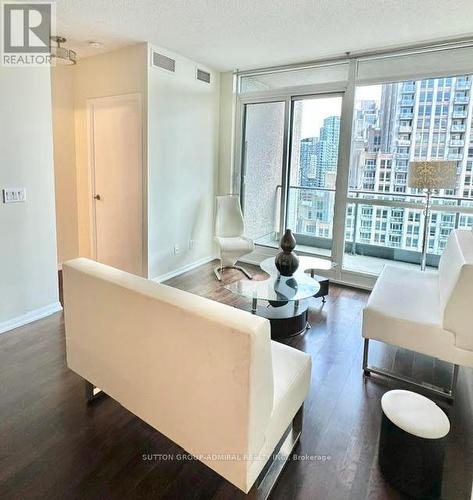 2001 - 215 Fort York Boulevard, Toronto, ON - Indoor Photo Showing Living Room