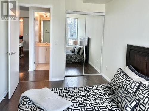 2001 - 215 Fort York Boulevard, Toronto, ON - Indoor Photo Showing Bedroom