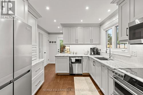 164 Ellwood Drive E, Caledon, ON - Indoor Photo Showing Kitchen With Double Sink With Upgraded Kitchen