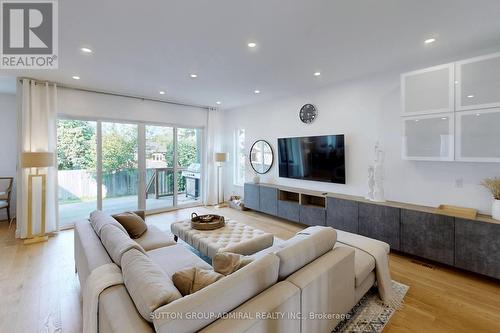 1037 Edgeleigh Avenue, Mississauga, ON - Indoor Photo Showing Living Room