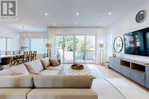 1037 Edgeleigh Avenue, Mississauga, ON - Indoor Photo Showing Living Room