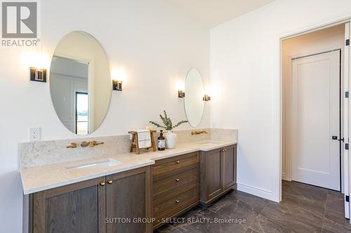 22679 Troops Road, Strathroy-Caradoc (Mount Brydges), ON - Indoor Photo Showing Bathroom