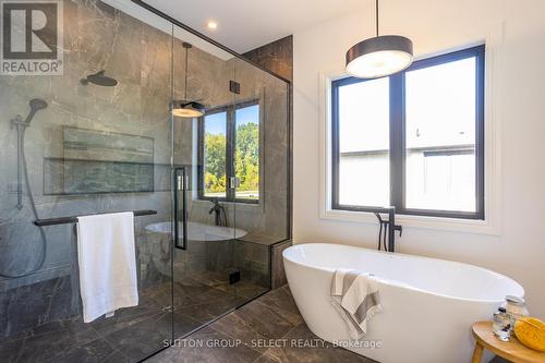 22679 Troops Road, Strathroy-Caradoc (Mount Brydges), ON - Indoor Photo Showing Bathroom