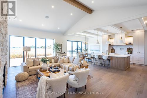 22679 Troops Road, Strathroy-Caradoc (Mount Brydges), ON - Indoor Photo Showing Living Room