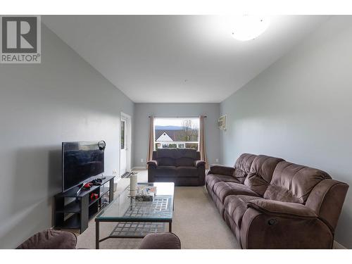 770 Rutland Road N Unit# 307, Kelowna, BC - Indoor Photo Showing Living Room