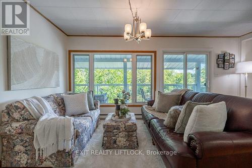 783 Fife'S Bay Marina Lane, Smith-Ennismore-Lakefield, ON - Indoor Photo Showing Living Room