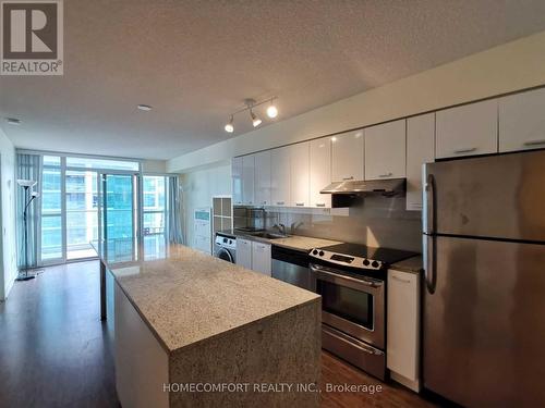 915 - 15 Singer Court, Toronto, ON - Indoor Photo Showing Kitchen