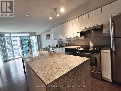 915 - 15 Singer Court, Toronto, ON - Indoor Photo Showing Kitchen