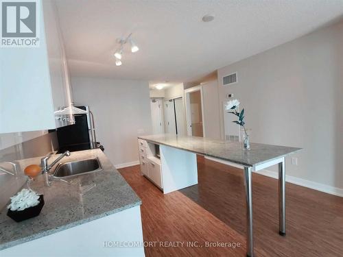 915 - 15 Singer Court, Toronto, ON - Indoor Photo Showing Kitchen