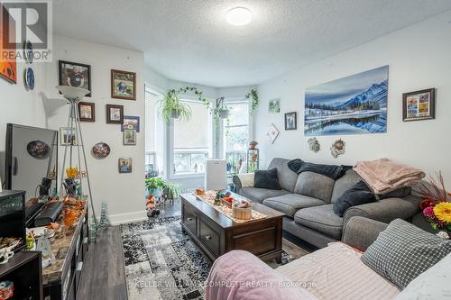 42 Sherman Avenue S, Hamilton, ON - Indoor Photo Showing Living Room