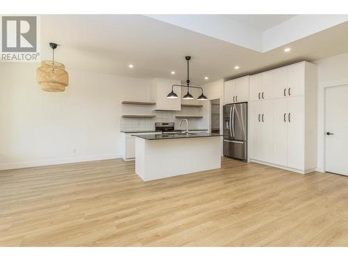 111 20 Street Se, Salmon Arm, BC - Indoor Photo Showing Kitchen