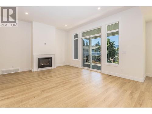 111 20 Street Se, Salmon Arm, BC - Indoor Photo Showing Living Room With Fireplace