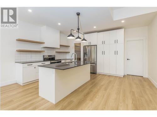 111 20 Street Se, Salmon Arm, BC - Indoor Photo Showing Kitchen With Upgraded Kitchen