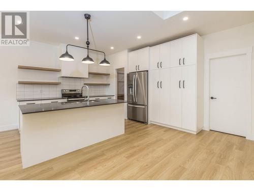 111 20 Street Se, Salmon Arm, BC - Indoor Photo Showing Kitchen