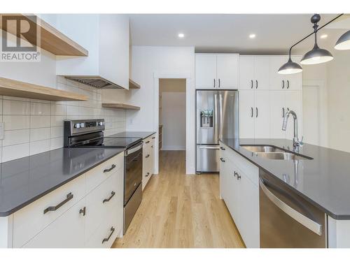 111 20 Street Se, Salmon Arm, BC - Indoor Photo Showing Kitchen With Double Sink With Upgraded Kitchen