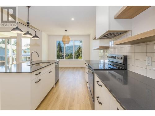 111 20 Street Se, Salmon Arm, BC - Indoor Photo Showing Kitchen With Upgraded Kitchen