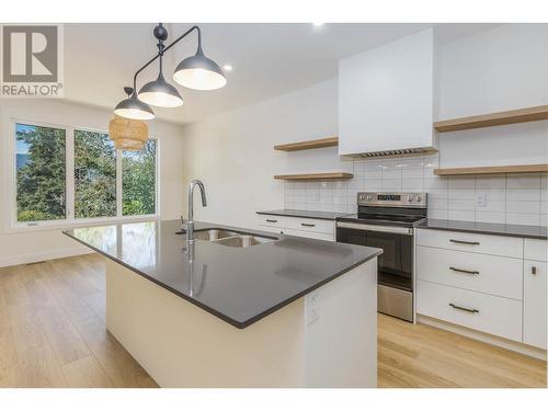 111 20 Street Se, Salmon Arm, BC - Indoor Photo Showing Kitchen With Double Sink