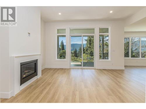 111 20 Street Se, Salmon Arm, BC - Indoor Photo Showing Living Room With Fireplace