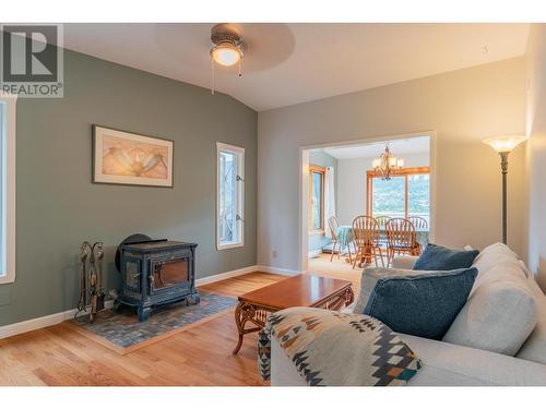 350 Johnstone  Road, Nelson, BC - Indoor Photo Showing Living Room