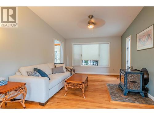 350 Johnstone  Road, Nelson, BC - Indoor Photo Showing Living Room