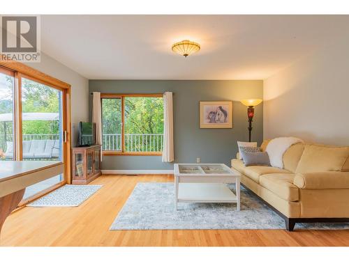 350 Johnstone  Road, Nelson, BC - Indoor Photo Showing Living Room