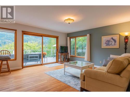 350 Johnstone  Road, Nelson, BC - Indoor Photo Showing Living Room