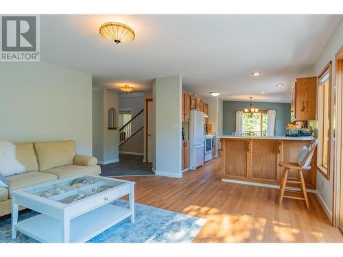 350 Johnstone  Road, Nelson, BC - Indoor Photo Showing Living Room