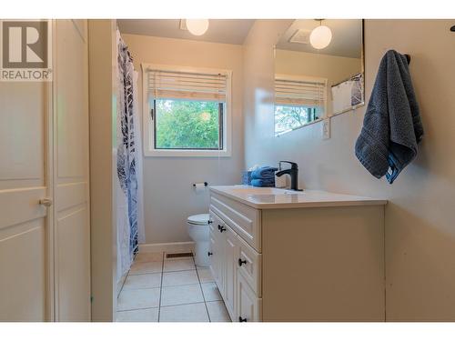 350 Johnstone  Road, Nelson, BC - Indoor Photo Showing Bathroom