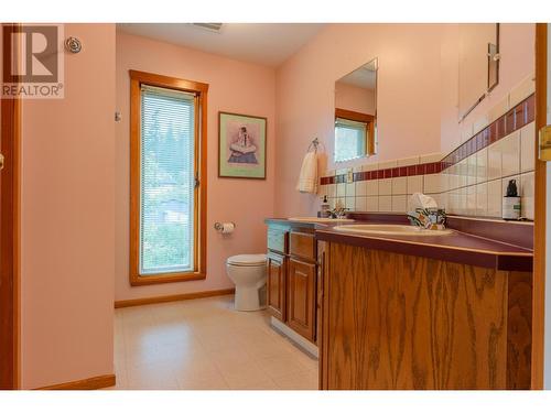 350 Johnstone  Road, Nelson, BC - Indoor Photo Showing Bathroom