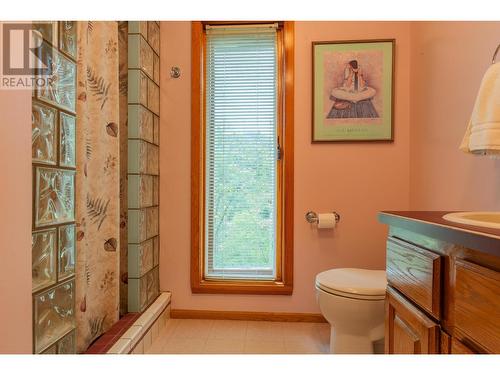 350 Johnstone  Road, Nelson, BC - Indoor Photo Showing Bathroom