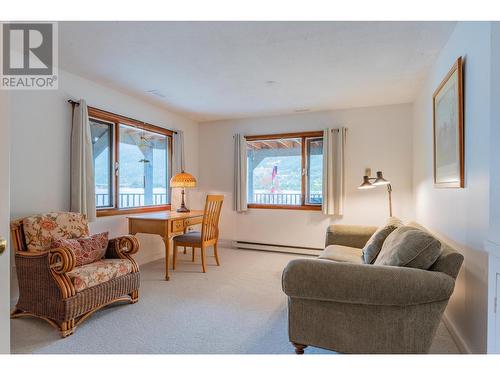 350 Johnstone  Road, Nelson, BC - Indoor Photo Showing Living Room