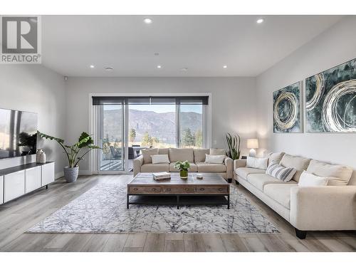 10100 Tyndall Road Unit# 23, Lake Country, BC - Indoor Photo Showing Living Room