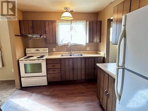 64 Sukunka Place, Tumbler Ridge, BC - Indoor Photo Showing Kitchen With Double Sink