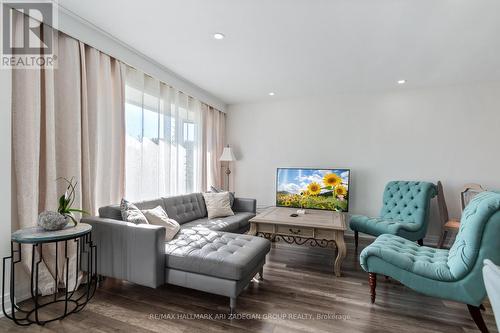 Mf - 149 Septonne Avenue, Newmarket, ON - Indoor Photo Showing Living Room