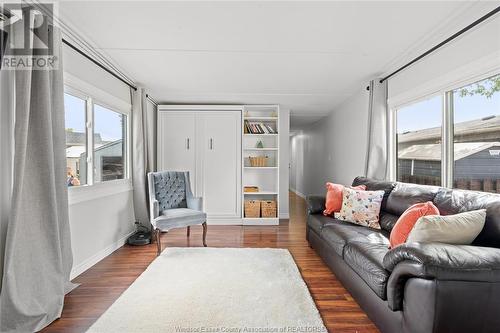 4 Cedar Crescent, Mcgregor, ON - Indoor Photo Showing Living Room